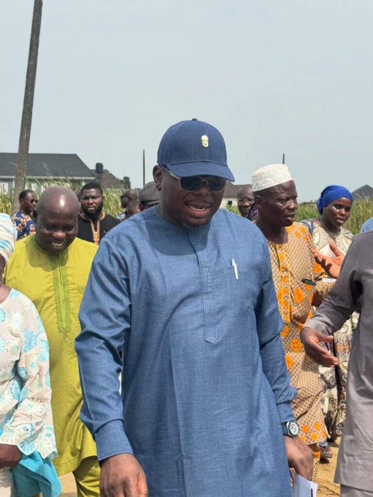 HON. LADI AJOMALE MEETS OSHODI/ISOLO II RESIDENTS OVER POPOOLA ARE ROAD CONSTRUCTION, SEEKS CO-OPERATION